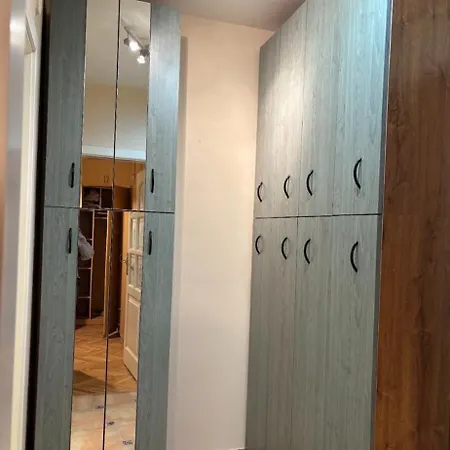 Sunny Cozy In A Shared Family House *